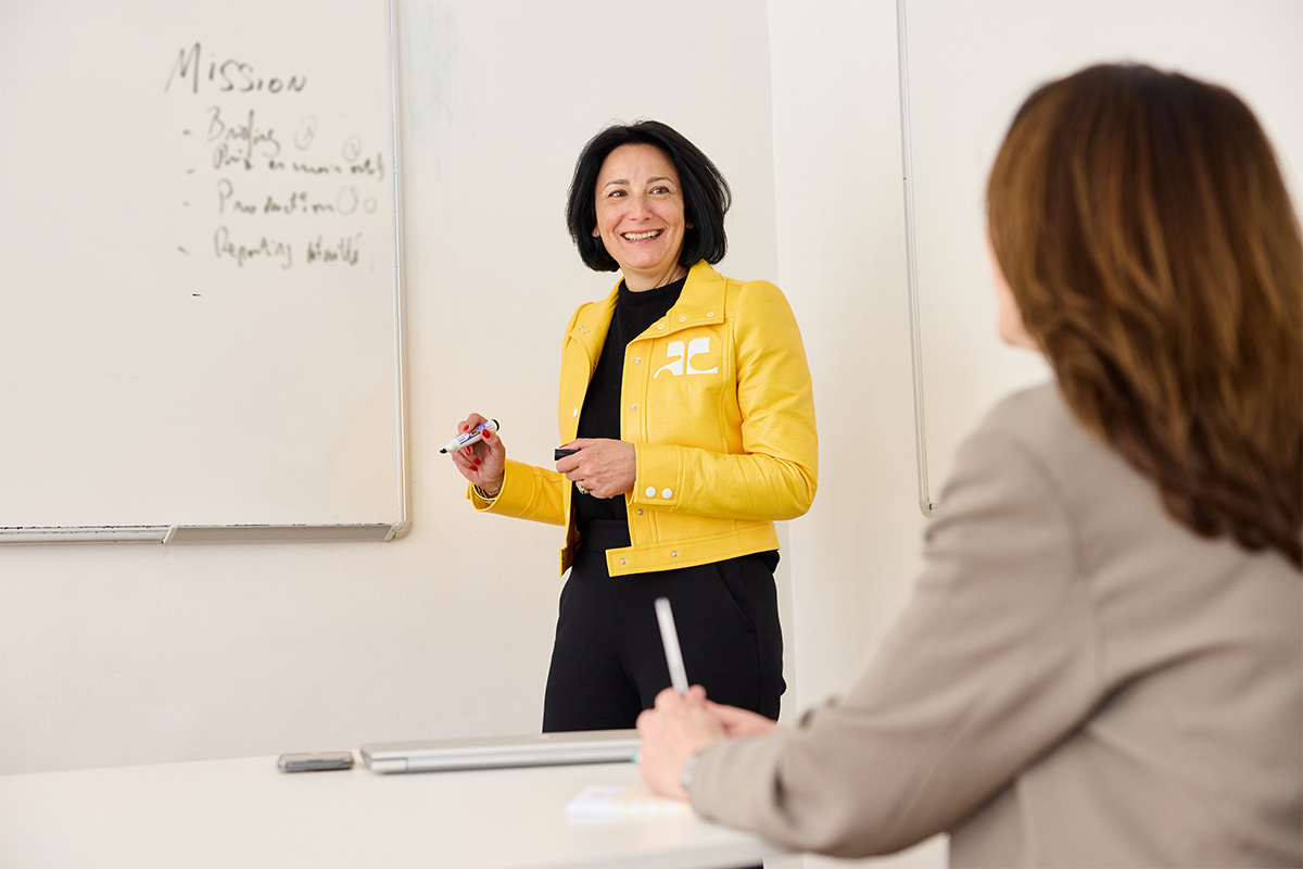 Photo de la fondatrice : Sophie entrain de faire une formation